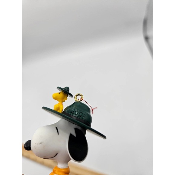Hallmark Beaglescout 4th in Spotlight on Snoopy Series Woodstock Hat 2001 - Picture 6 of 7